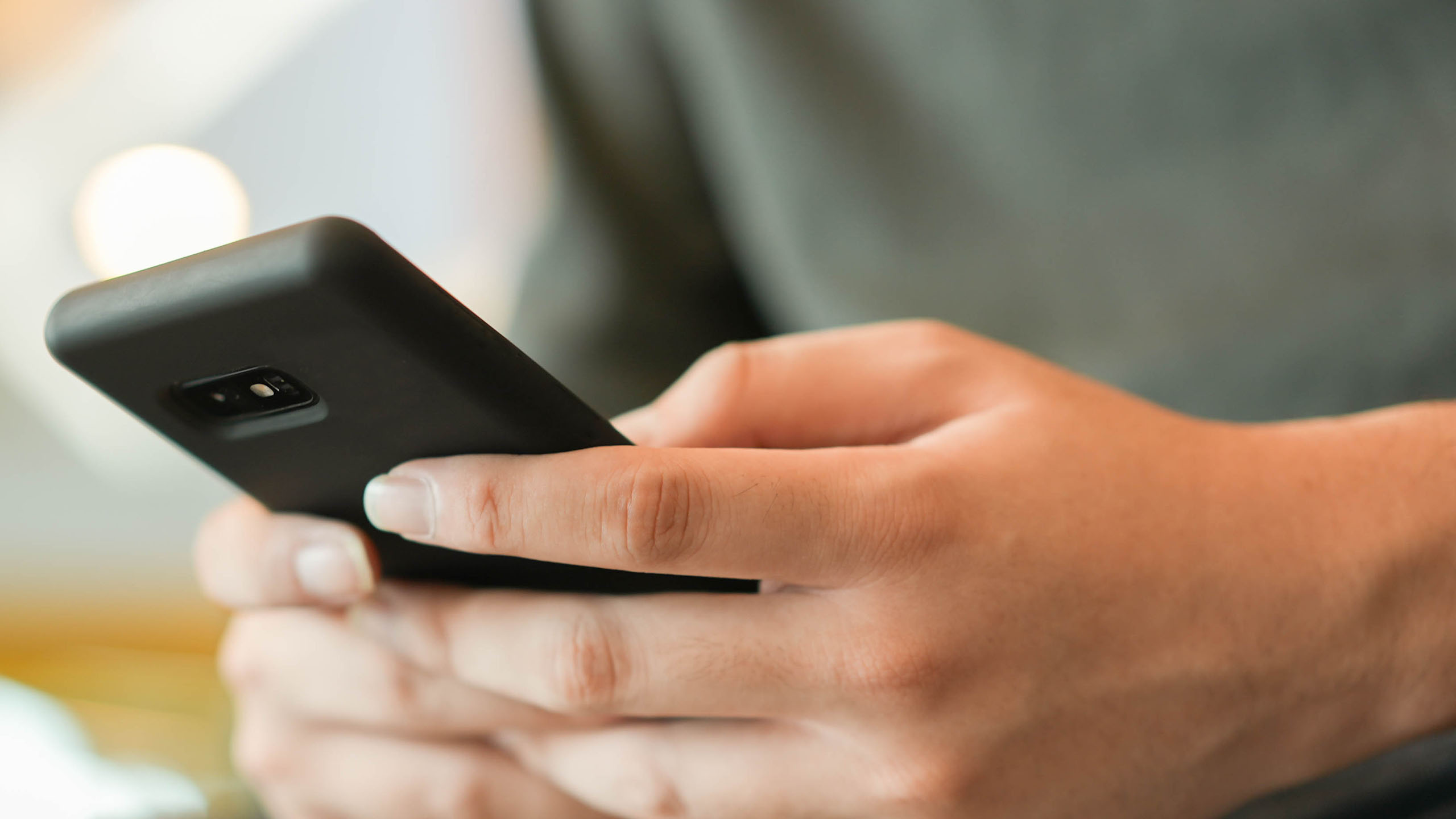 mujer usando un celular