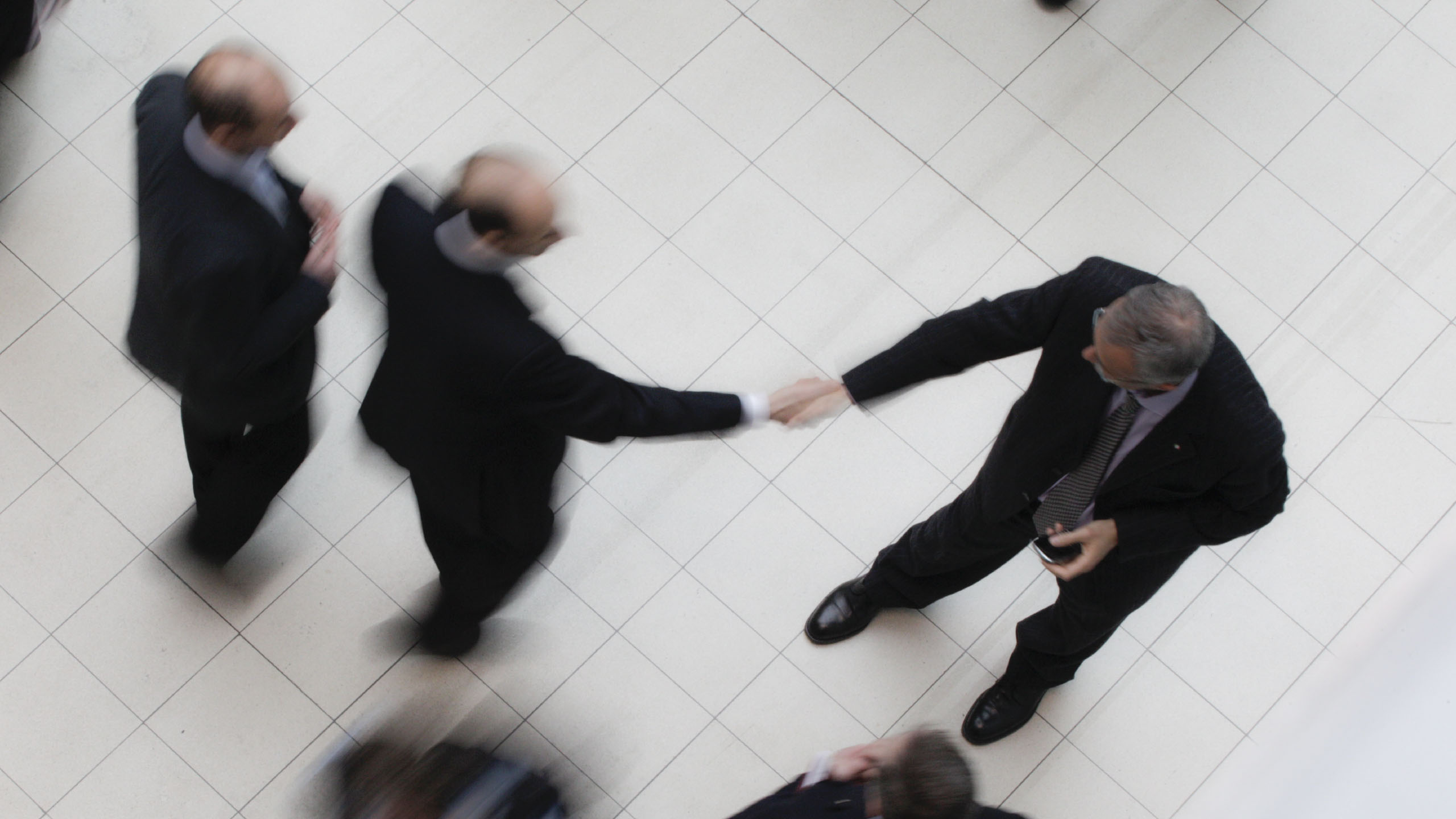 imagen empresarios dandose las manos