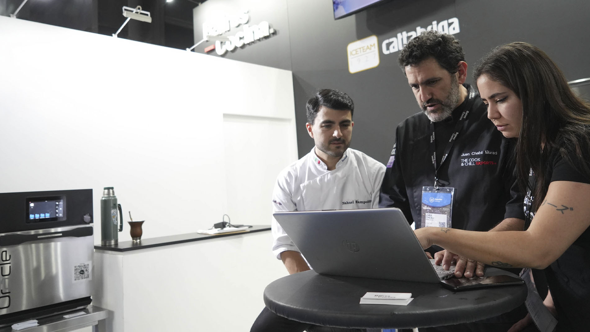 foto de expositor y visitantes interactuando en un stand